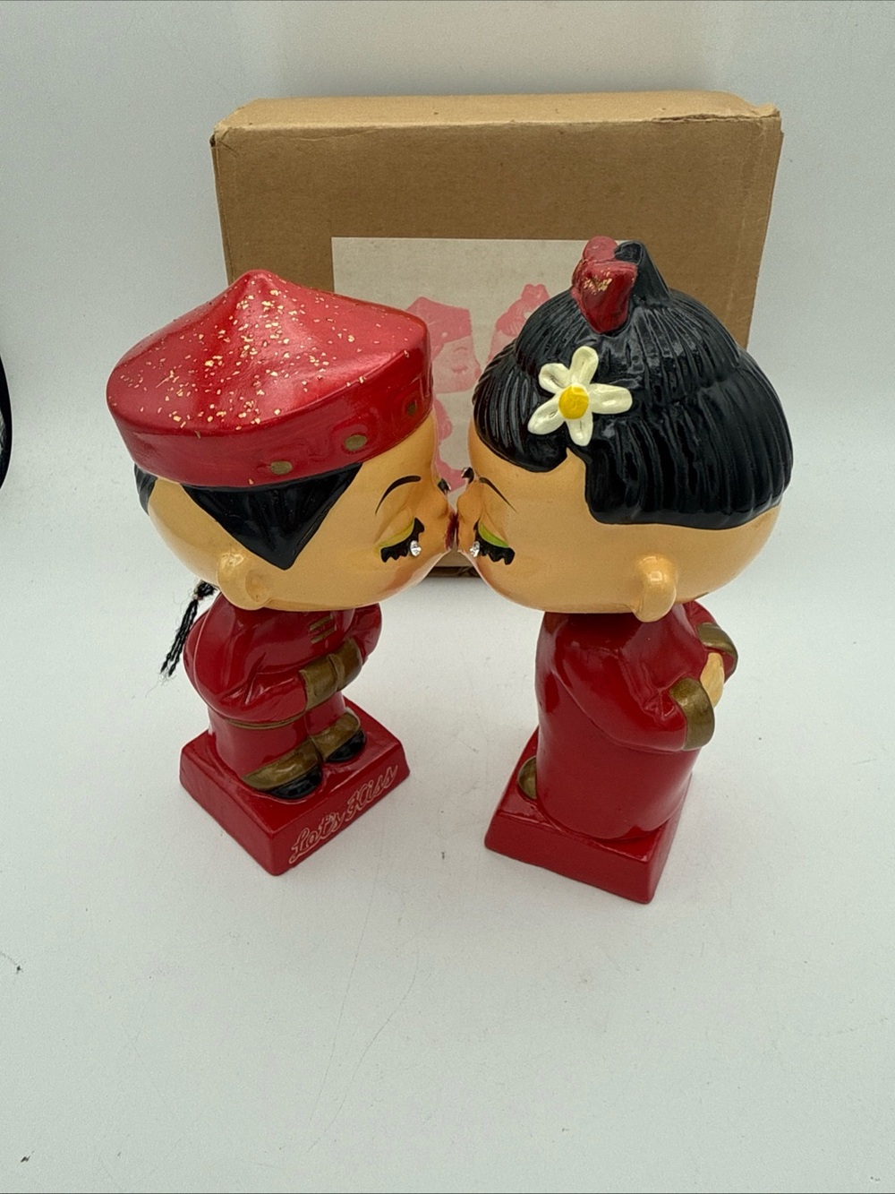 VTG 1950s Let's Kiss bobblehead nodder magnetic Asian couple red outfits W/ Box
